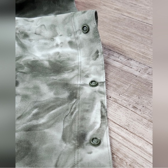 Great Gift Idea 🎄🎁
Lululemon Customizable Snap Scarf in Green Tie Dye - Picture 11 of 13